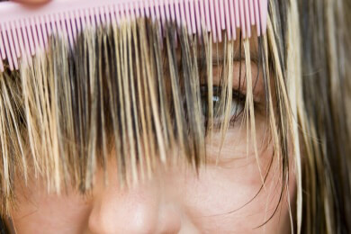 Wie zu häufiges und falsches Bürsten die Haare strapaziert