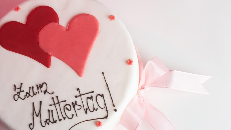 Marzipan Kuchen mit zwei Herzen und Aufschrift Zum Muttertag