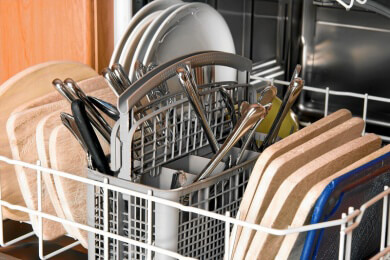 Schimmelalarm in der Spülmaschine - Heiße Spülgänge können helfen