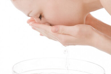 Verschiedene Produkte zur Reinigung des Gesichts