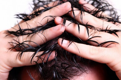 Mit Haargel den Out-of-Bed-Look stylen