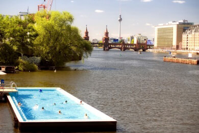 Im verschmutzten East River in New York soll demnächst ein schwimmender Pool gebaut werden