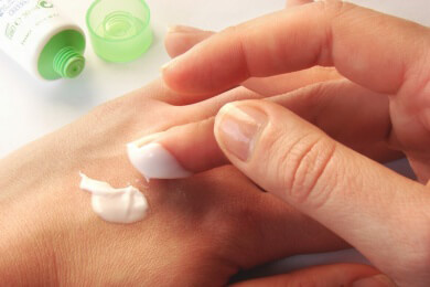 Beanspruchte Hände mit Handlotion geschmeidig halten