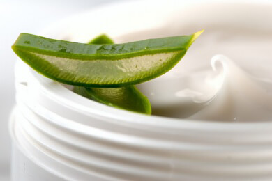 Wann man Hals und Dekolleté mit spezieller Creme pflegen sollte