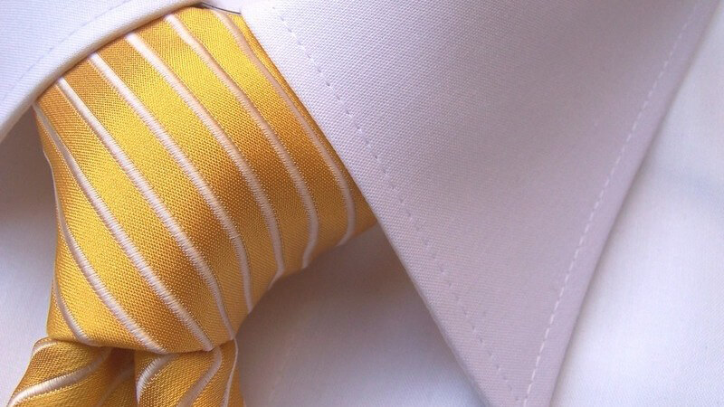 Nahaufnahme weißes Hemd mit gelber Krawatte