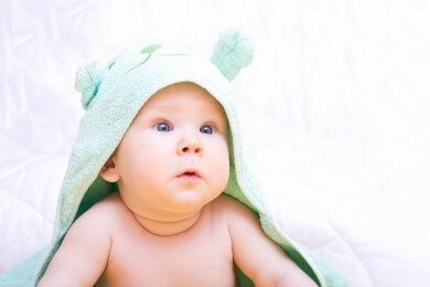 Woran Sie erkennen, dass ein Baby schwerhörig ist