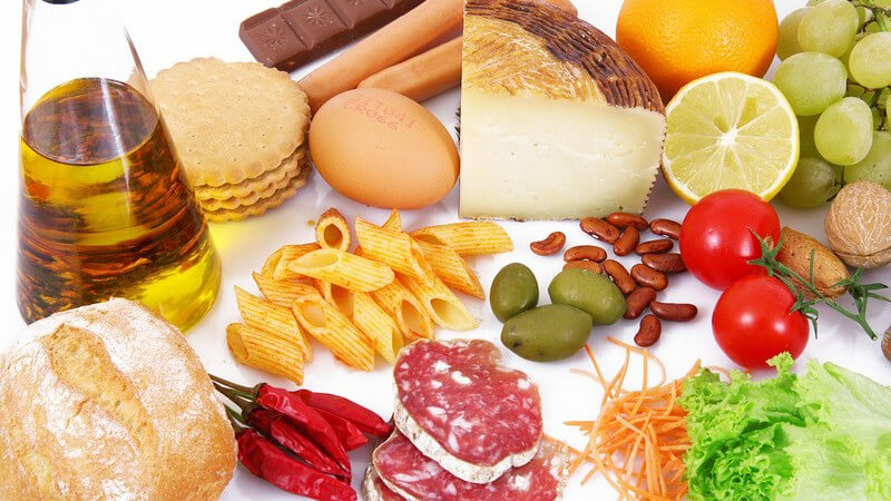 Bunter Mix an Zutaten und Lebensmitteln wie Nudeln, Käse, Obst und Gemüse