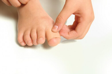 Wann und wie lange man ein Hühneraugenpflaster anwenden sollte