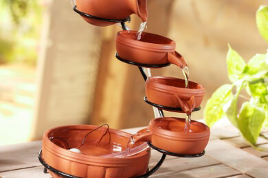 Ein Brunnen auf dem Balkon sorgt für Urlaubsstimmung