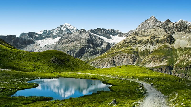 Wanderweg in den Bergen mit Aussicht auf das Matterhorn in den Alpen