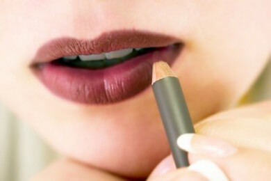 Mit Lipliner die Lippen optisch vergrößern