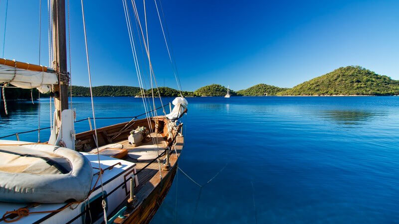 Segelboot im Wasser, Kroatien