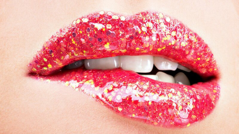 Schöne Lippen mit einem bunt glitzernden Lipgloss