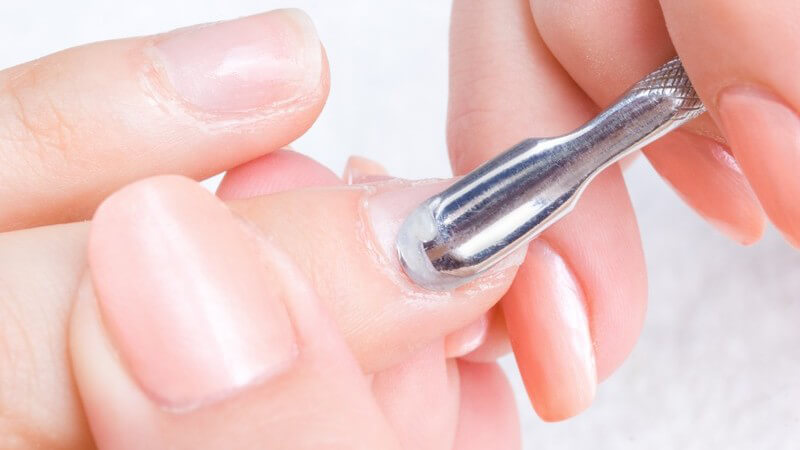 Maniküre - Nagelhaut wird gereinigt