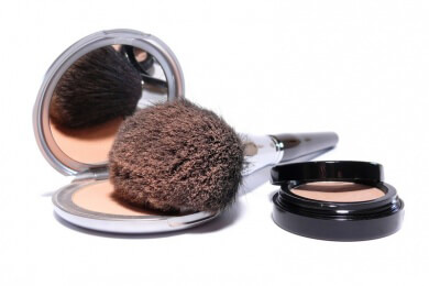 Gegen Hautunreinheiten Puderpinsel regelmäßig reinigen