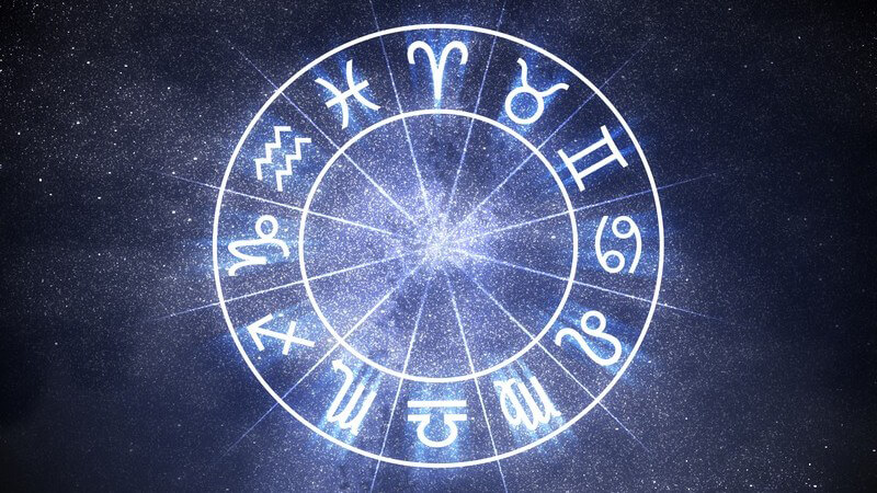Leuchtender Kreis mit astrologischen Zeichen (Tierkreiszeichen) vor Weltall-Hintergrund