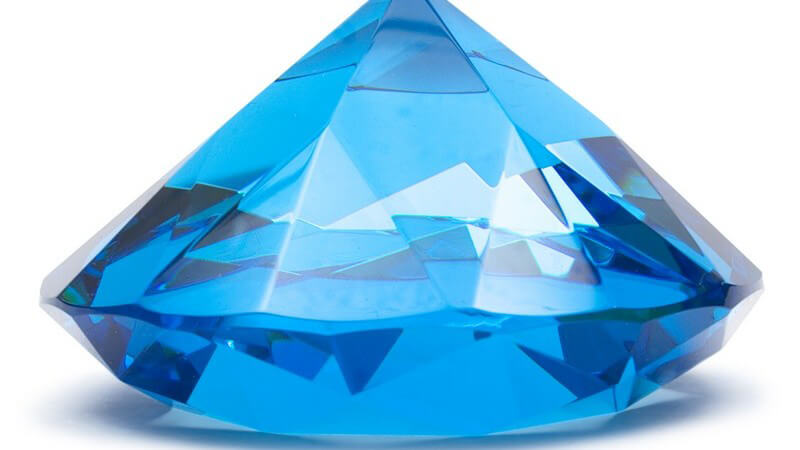 Blauer Saphir Diamant auf weißem Hintergrund