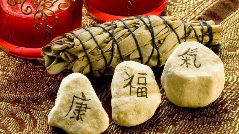 Steine mit chinesischer Aufschrift: Gesundheit, Glück, Lebensenergie