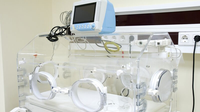Leerer Säuglingsinkubator im Krankenhaus