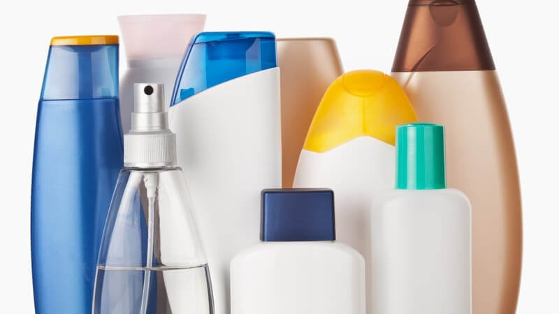 Kosmetika: Flaschen mit Shampoo, Duschgel, Bodylotion, Parfüm
