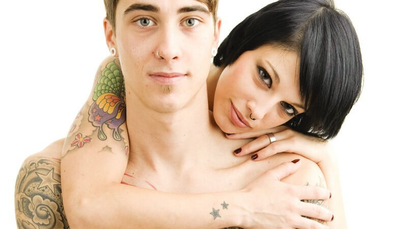 Junges Paar mit Piercings und vielen Tattoos
