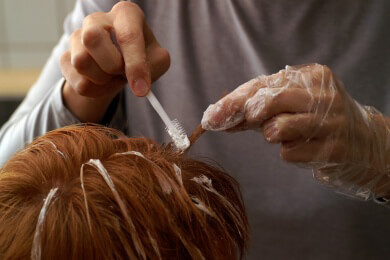 Mit Strähnchentechnik schrittweise die Haarfarbe wechseln