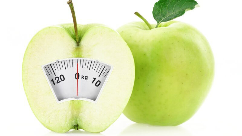 Diät - zwei grüne Äpfel, einer als Waage dargestellt, gesunde Ernährung zum Abnehmen
