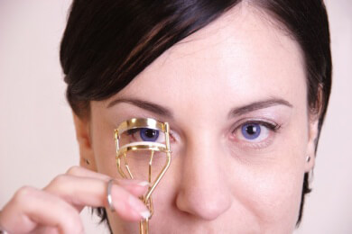 Die Wimpernzange wimpernfreundlich anwenden