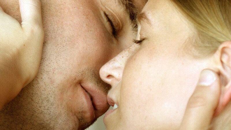 Gesichter eines jungen Paares, kurz vor einem Kuss