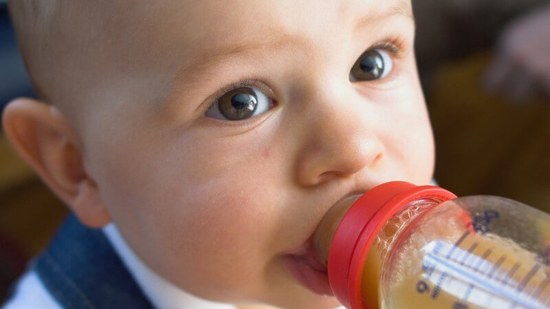 Baby trinkt aus Babyflasche