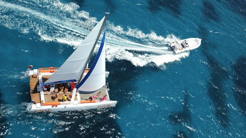 Segel- und Motorboot auf Meer