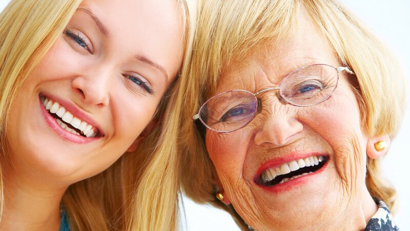 Portrait Großmutter mit ihrer Enkelin, lachen in Kamera
