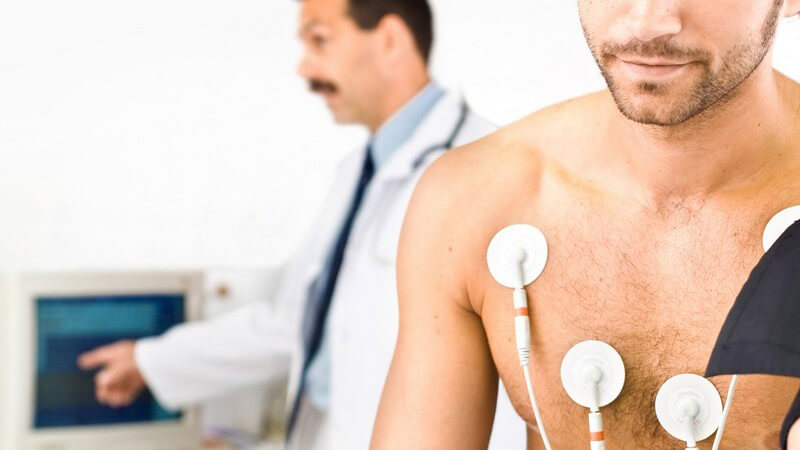 Junger Mann beim EKG-Test in Arztpraxis