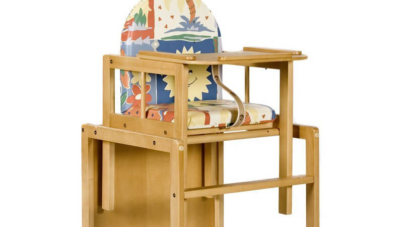 Höhenverstellbarer Babystuhl aus Holz mit buntem Sitzpolster