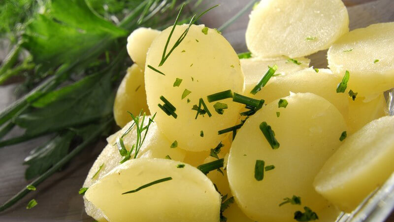 Frisch gekochte Kartoffeln mit grünen Kräutern