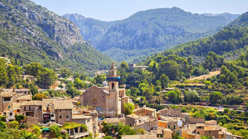 Blick auf das Bergdorf Valldemossa auf Mallorca