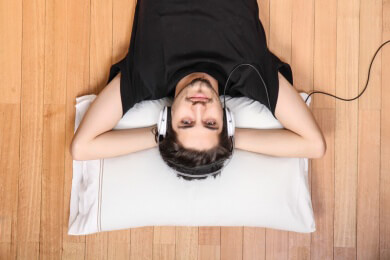 "Pillow Talk": Kissen kann zwei Menschen, die in einer Fernbeziehung leben, einander näher bringen