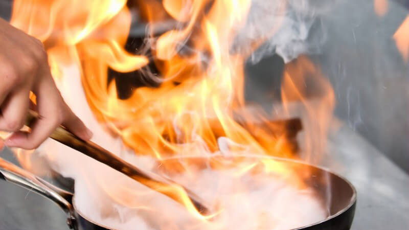 Feuer in Pfanne beim Kochen