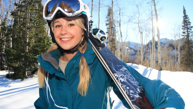 Junge Snowboardfahrerin mit Helm und Skibrille