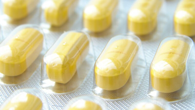 Arzneimittel - Packung mit gelben Tabletten