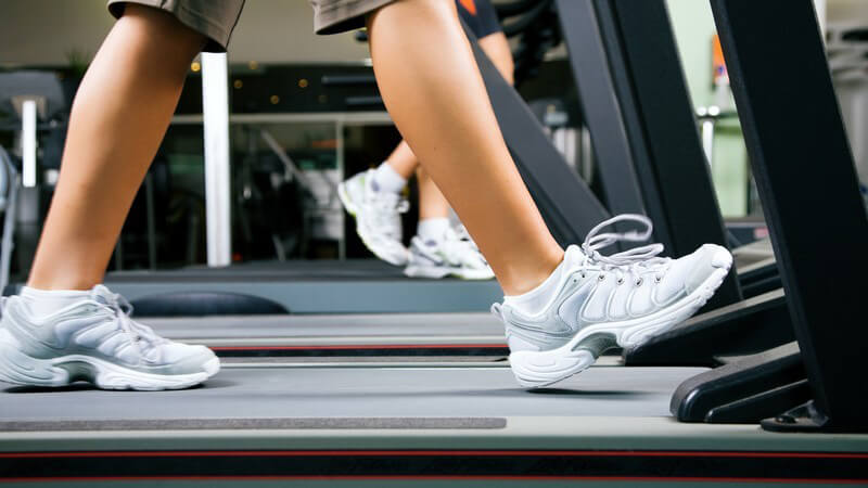 Beine auf Laufband im Fitnessstudio