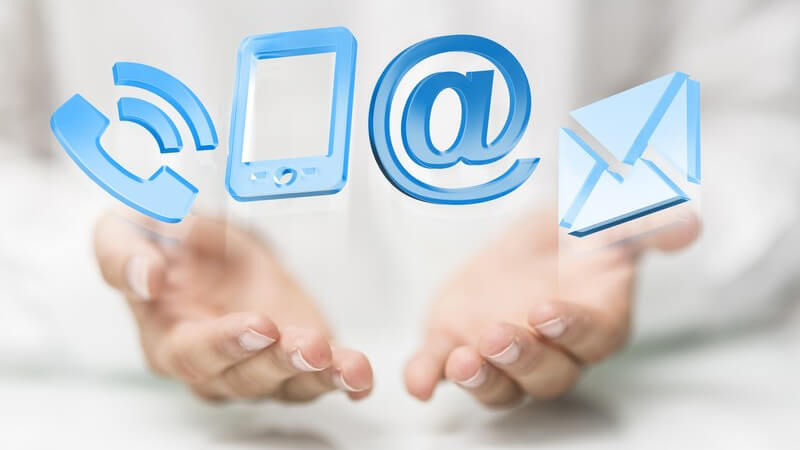 Moderne Kommunikation - Telefonieren, Email, SMS - Symbole unter geöffneten Händen