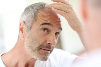 Richtige Pflege für graue Haare: Färben oder dazu stehen?