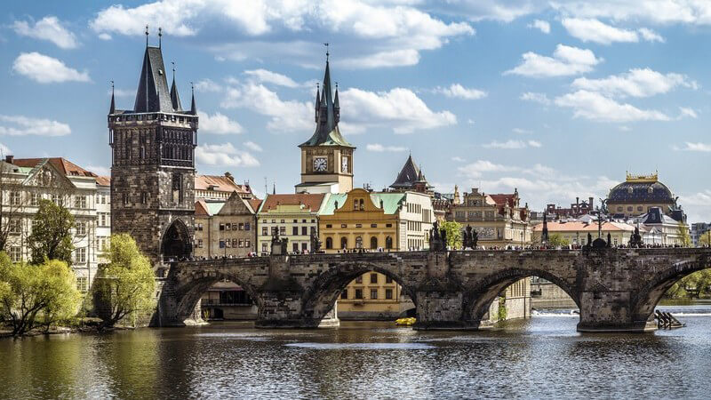 Blick auf die Karlsbrücke (Karluv Most) über der Moldau in Prag, Tschechien