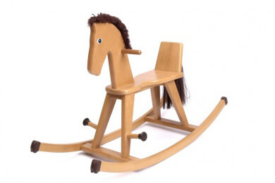 Verschiedene Materialien und Varianten von Schaukelpferden