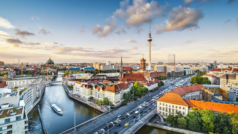 Blick von oben auf die Stadt Berlin mit Fernsehturm