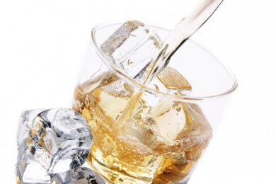 Hilft ein Schnaps nach dem Essen bei der Verdauung?