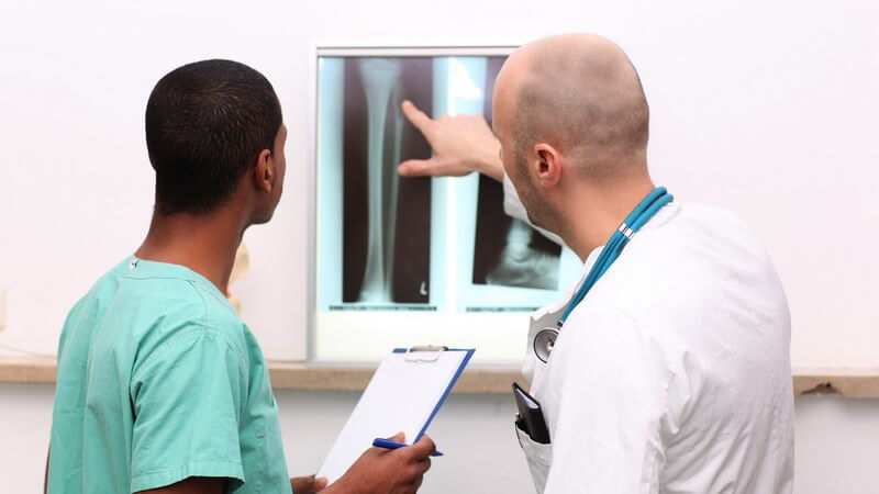 Ärzte vor Röntgenbild, Analyse