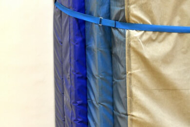 Sportliche Kinderspiele mit Weichbodenmatte