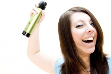 Nie wieder Ärger mit Haarspray - Wie man den Styling-Klassiker richtig verwendet